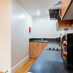 Cosy Apartment- City Centre - Free Parking-Sleep 5