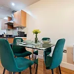 Cosy Apartment- City Centre - Free Parking-Sleep 5