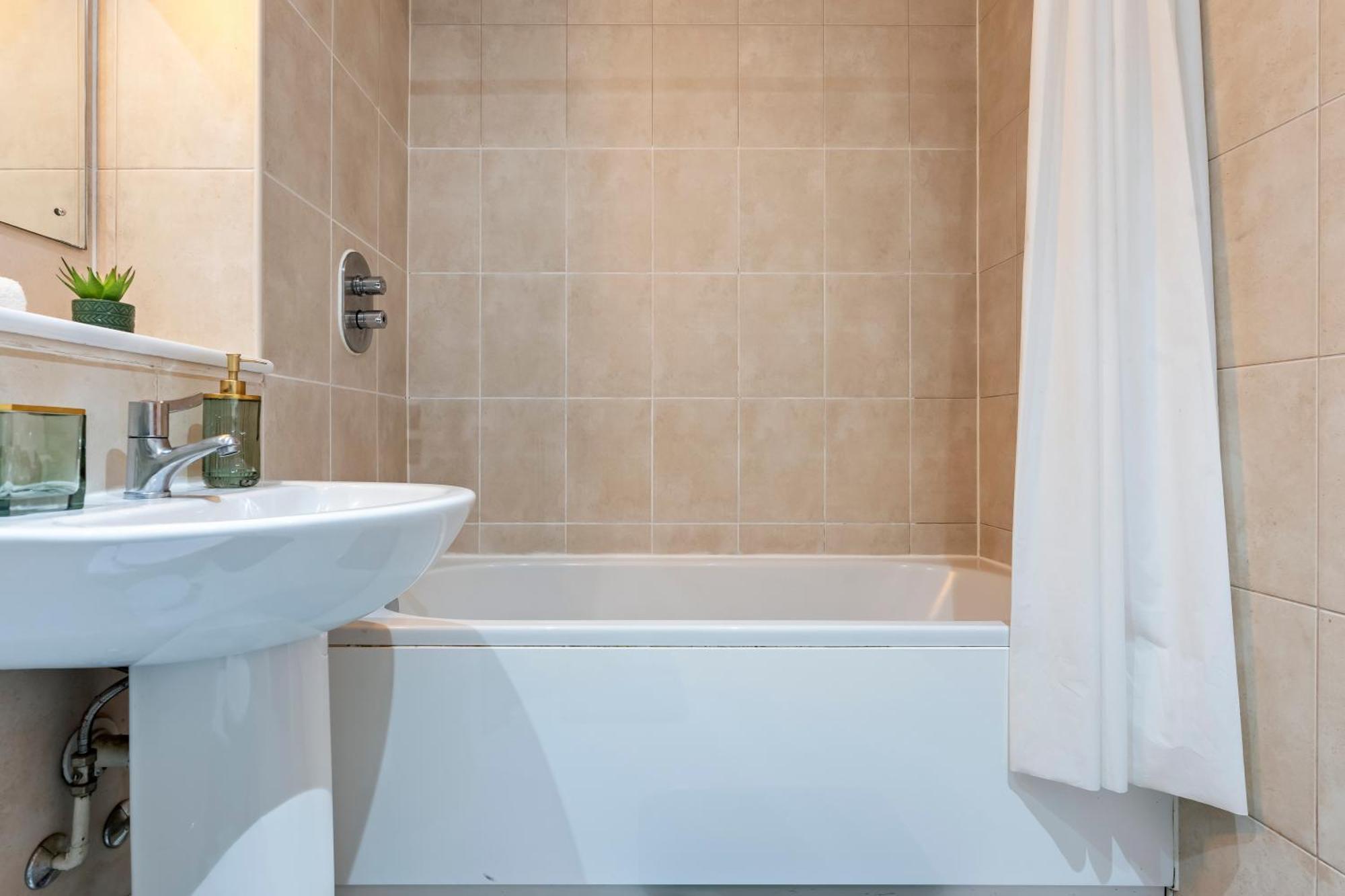 Apartment Cosy Apartment- Centre - Free Parking-sleep 5 *