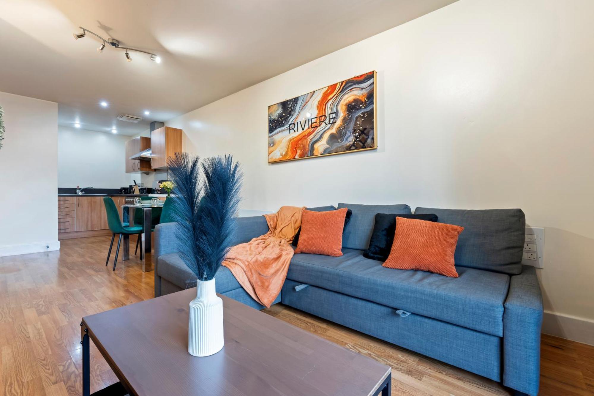 Cosy Apartment- Centre - Free Parking-sleep 5 *